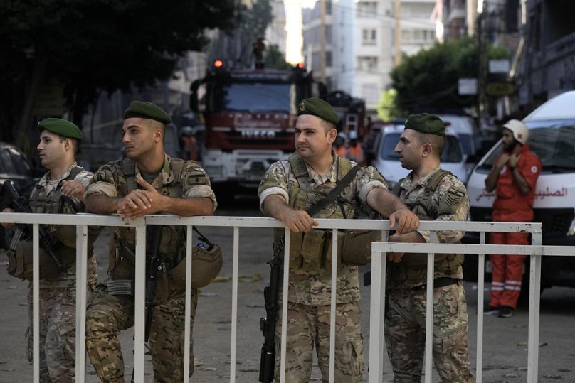 Des soldats libanais sécurisent la zone un jour après une frappe de missiles israéliens dans la banlieue sud de Beyrouth, le samedi 21 septembre 2024.