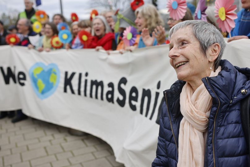 Anne Mahrer, coprésidente de KlimaSeniorinnen, réagit à la manifestation des retraités suisses devant la Cour européenne des droits de l'homme,