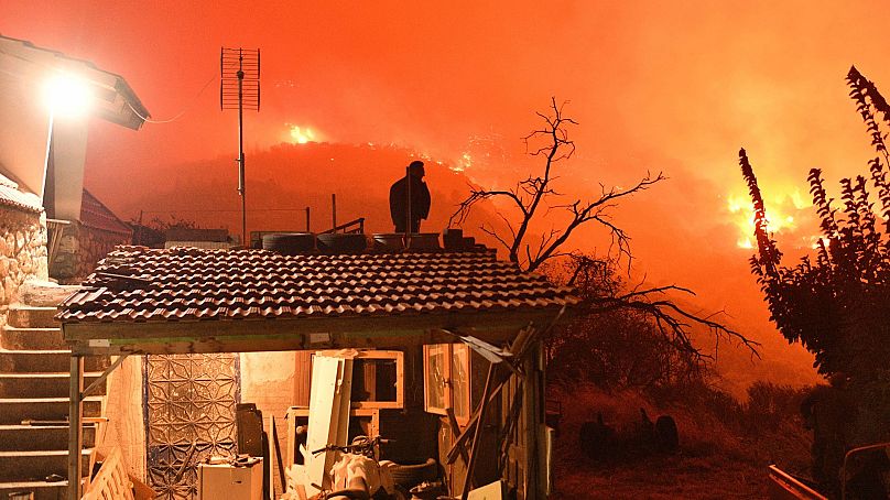 Un incendie de forêt approche du village de Kallithea, le 29 septembre 2024.