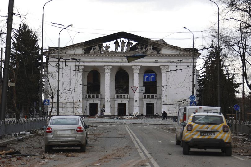 Le Théâtre dramatique académique régional de Donetsk à Marioupol, en Ukraine, après une frappe aérienne russe en mars 2022.