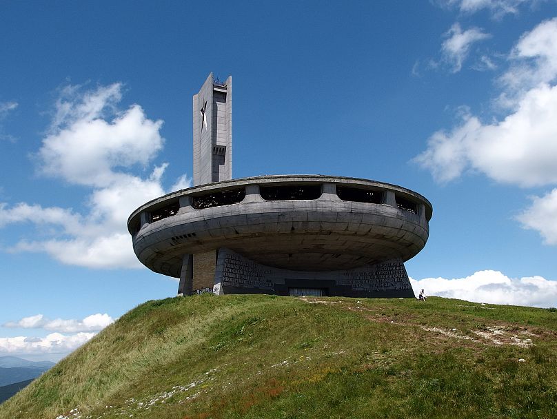 Après la chute du régime communiste, le bâtiment a été abandonné et laissé à l'abandon. 