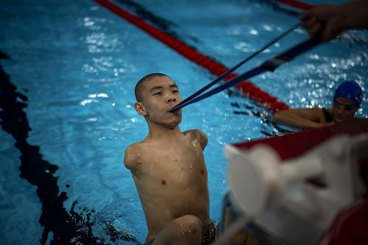 Gus Jinchena, de Chine, s'entraîne au départ de la course lors d'une séance d'échauffement avant une compétition, lors des Jeux paralympiques de 2024, le mardi 3 septembre 2024