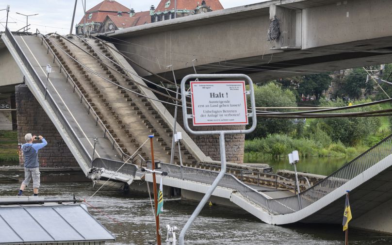 Des parties du pont Carola sur l'Elbe se sont effondrées à Dresde, en Allemagne.