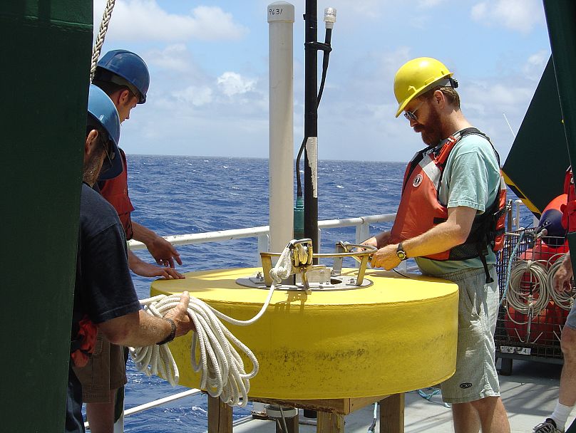 Le chimiste marin Ken Buesseler travaille sur un amarrage « clap-trap » lors du projet Vertical Transport In the Global Ocean (VERTIGO) en 2004.