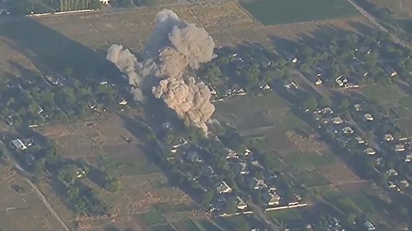 Une image tirée d'une vidéo publiée par le ministère russe de la Défense montrant l'artillerie russe détruisant des actifs des forces armées ukrainiennes sur le territoire ennemi.