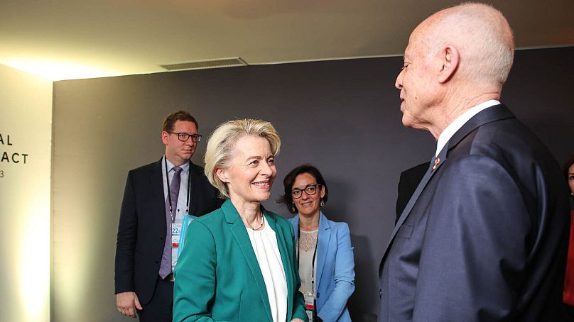 Ursula von der Leyen (à gauche) rencontre le président tunisien Kaïs Saïed (à droite)