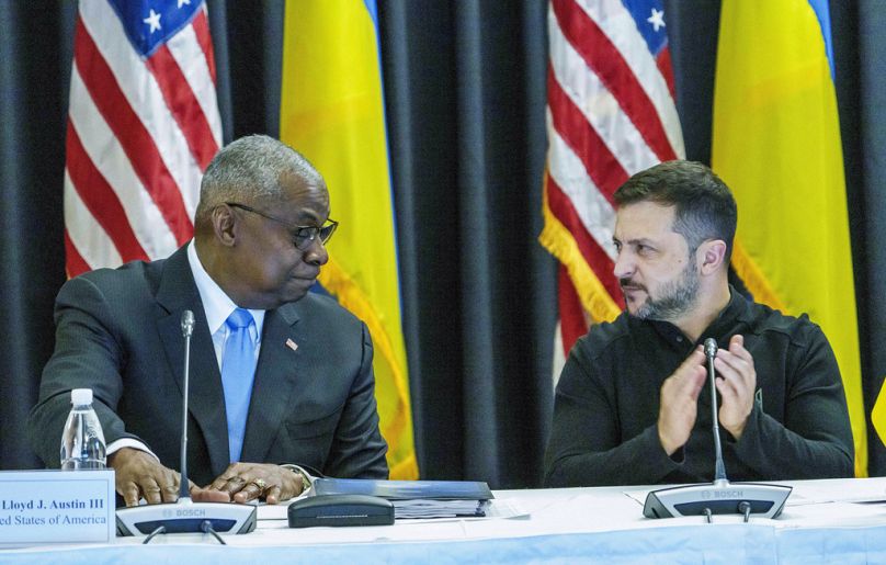 Le secrétaire à la Défense Lloyd Austin, à gauche et le président ukrainien Volodymyr Zelenskyy lors de la réunion du groupe de contact avec l'Ukraine à la base aérienne de Ramstein, le vendredi 6 septembre 2024. 