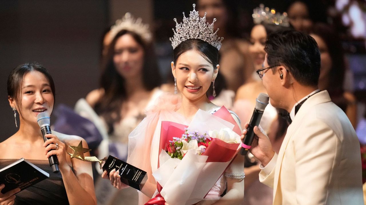 Han Ariel, étudiante en école de mode de 22 ans, célèbre après avoir remporté l'élection Miss Univers Corée 2024