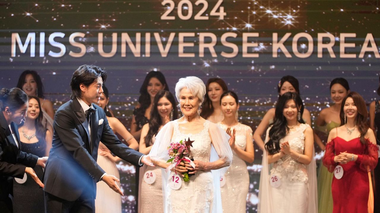 Choi Soon-hwa, 81 ans, pose après avoir remporté le prix de la meilleure robe pour Miss Univers Corée 2024