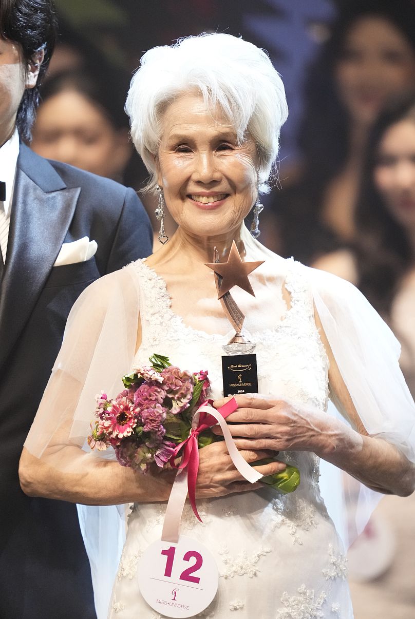 Choi Soon-hwa, 81 ans, pose après avoir remporté le prix de la meilleure robe pour Miss Univers Corée 2024 à Séoul