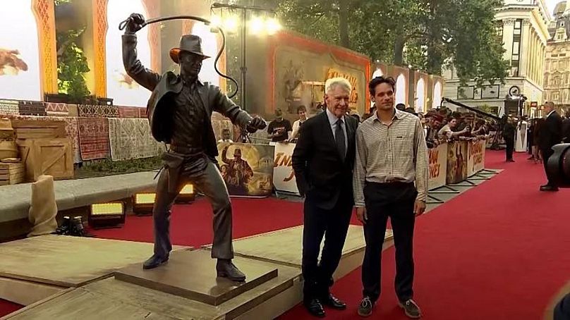 Harrison Ford pose avec le sculpteur Fred Tucker à côté de la statue d'Indiana Jones - Londres, 28 juin 2023