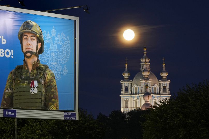 La lune est vue au-dessus de la cathédrale Smolny de Saint-Pétersbourg, le 20 août 2020