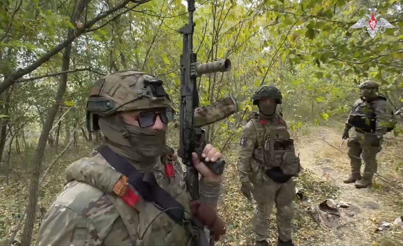 Des soldats russes patrouillent sur un sentier dans la zone frontalière russo-ukrainienne, dans la région de Koursk, le 23 septembre 2024.