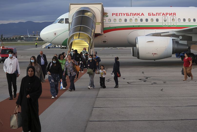 Les évacués bulgares rentrent en Bulgarie à bord d'un avion du gouvernement bulgare avec 89 passagers à bord.