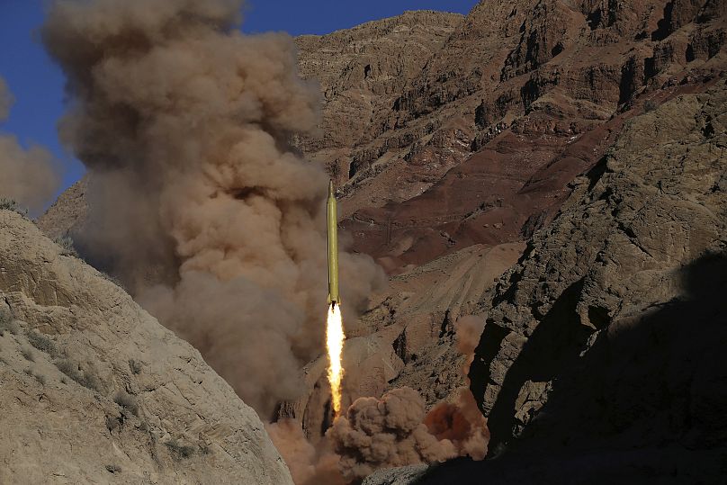 Un missile balistique sol-sol à longue portée Qadr H est tiré par les Gardiens de la révolution iraniens lors d'une manœuvre dans un lieu tenu secret en Iran, le 9 mars 2016.