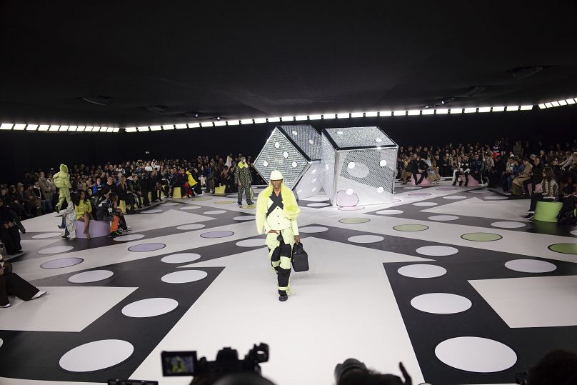 Un mannequin porte une création de la collection prêt-à-porter Off-White automne-hiver 2024-2025 présentée le jeudi 29 février 2024 à Paris