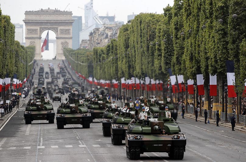 Les chars français défilent dans Paris pour le 14 juillet.