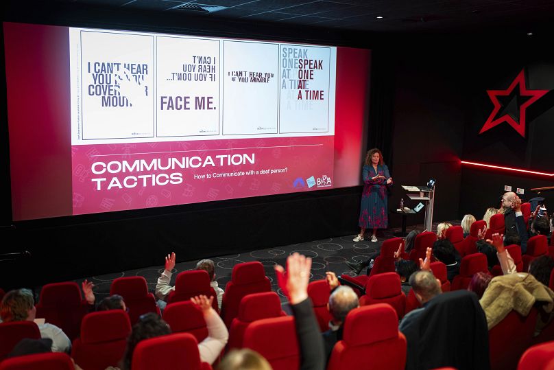 Yvonne Cobb, ambassadrice de la British Deaf Association, s'adresse au personnel du cinéma de la salle au sujet de la formation de sensibilisation aux sourds, le mercredi 2 octobre 2024 à Londres