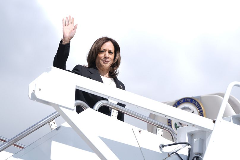 La vice-présidente démocrate à la présidence Kamala Harris salue alors qu'elle monte à bord d'Air Force Two à Joint Base Andrews, MD, le 3 octobre 2024.