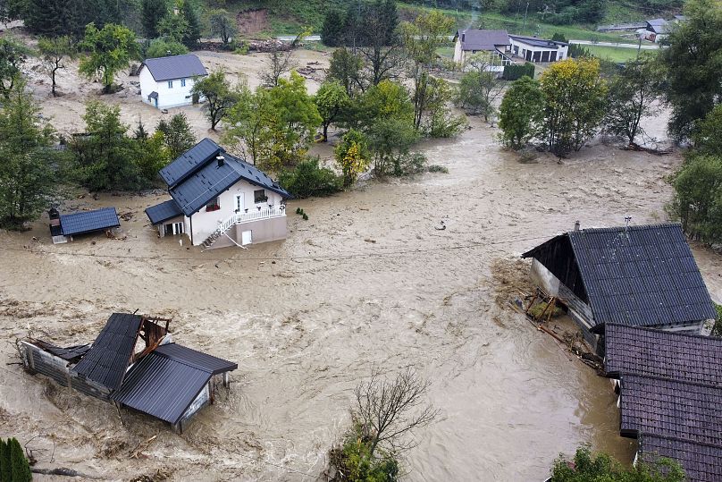 Maisons inondées après de fortes pluies dans le village de Luke, à 50 km à l'ouest de Sarajevo, le 4 octobre 2024