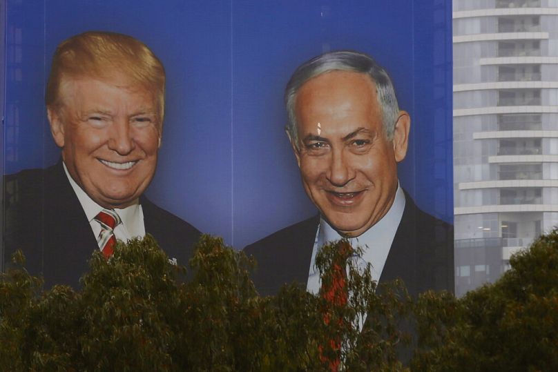 DOSSIER - Un panneau d'affichage de la campagne électorale israélienne montre Netanyahu et le président américain Donald Trump à Tel Aviv, Israël, le 6 février 2019. 