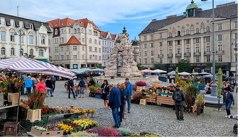 Marché aux légumes de Brno avec stands éphémères six jours par semaine.