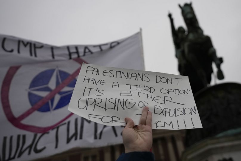 Un manifestant brandit un drapeau sur lequel on peut lire « Mort aux fascistes de l'OTAN ! » lors d'un rassemblement pro-palestinien à Belgrade, le 5 octobre 2024