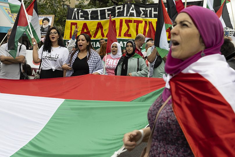 Des manifestants pro-palestiniens crient des slogans alors qu'ils marchent vers l'ambassade israélienne à Athènes, le 5 octobre 2024.