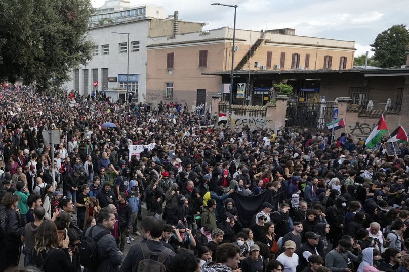 Des gens assistent à une manifestation à Rome, le samedi 5 octobre 2024. Des pro-palestiniens descendent dans la rue lors d'une marche non autorisée dans le centre de Rome, deux jours avant le début de la manifestation.