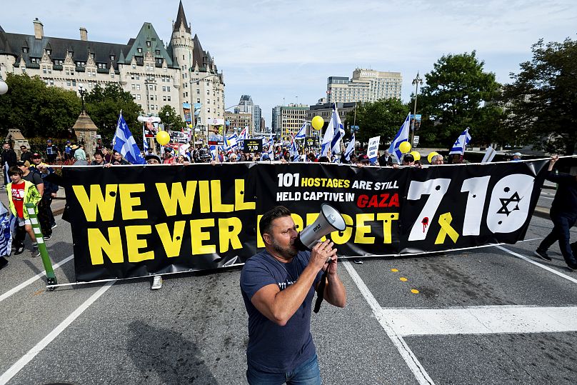 Des manifestants pro-israéliens chantent alors qu'ils marchent vers la Colline du Parlement depuis l'hôtel de ville lors d'une cérémonie à Ottawa, le 6 octobre 2024.