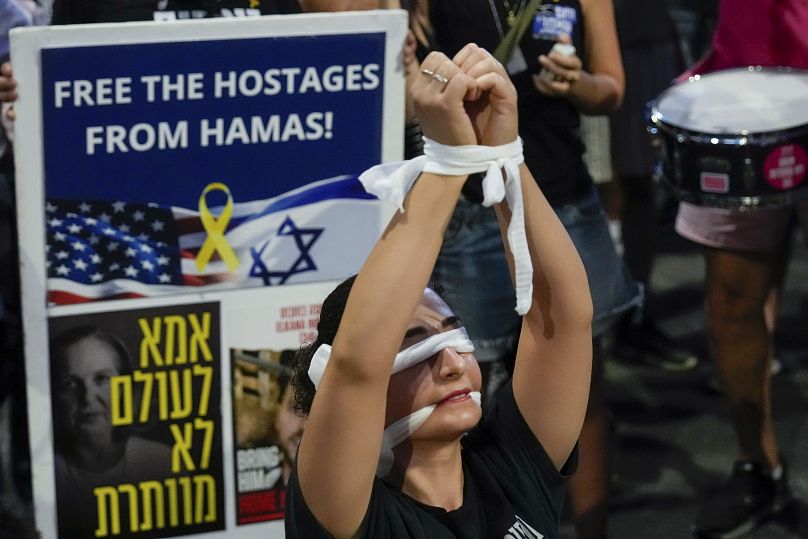 Une femme porte un bandeau sur les yeux lors d'une manifestation à Tel Aviv appelant à un accord de cessez-le-feu et à la libération immédiate des otages détenus à Gaza par le Hamas, le 4 septembre 2024.