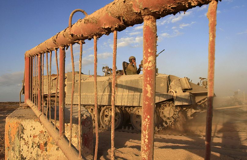 Un véhicule blindé israélien entre dans le couloir de Philadelphie, près de la ville palestinienne de Rafah, dans le sud de Gaza, le 19 octobre 2006.