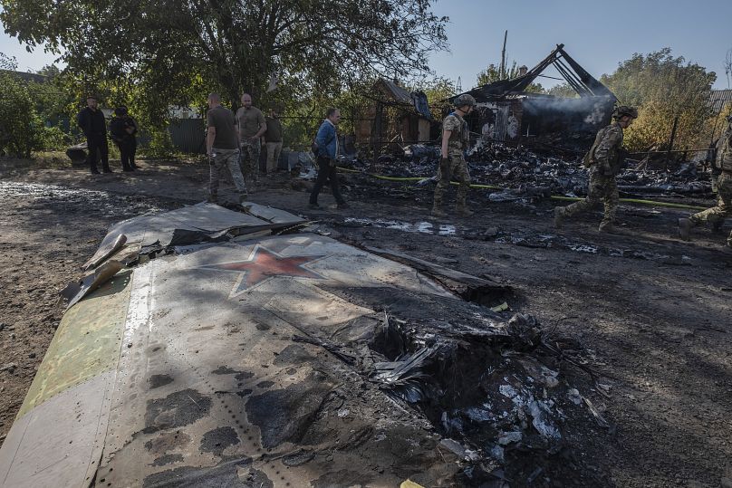 Des militaires ukrainiens examinent les fragments d'un avion militaire russe abattu dans la banlieue de Kostyantynivka, le 5 octobre 2024.