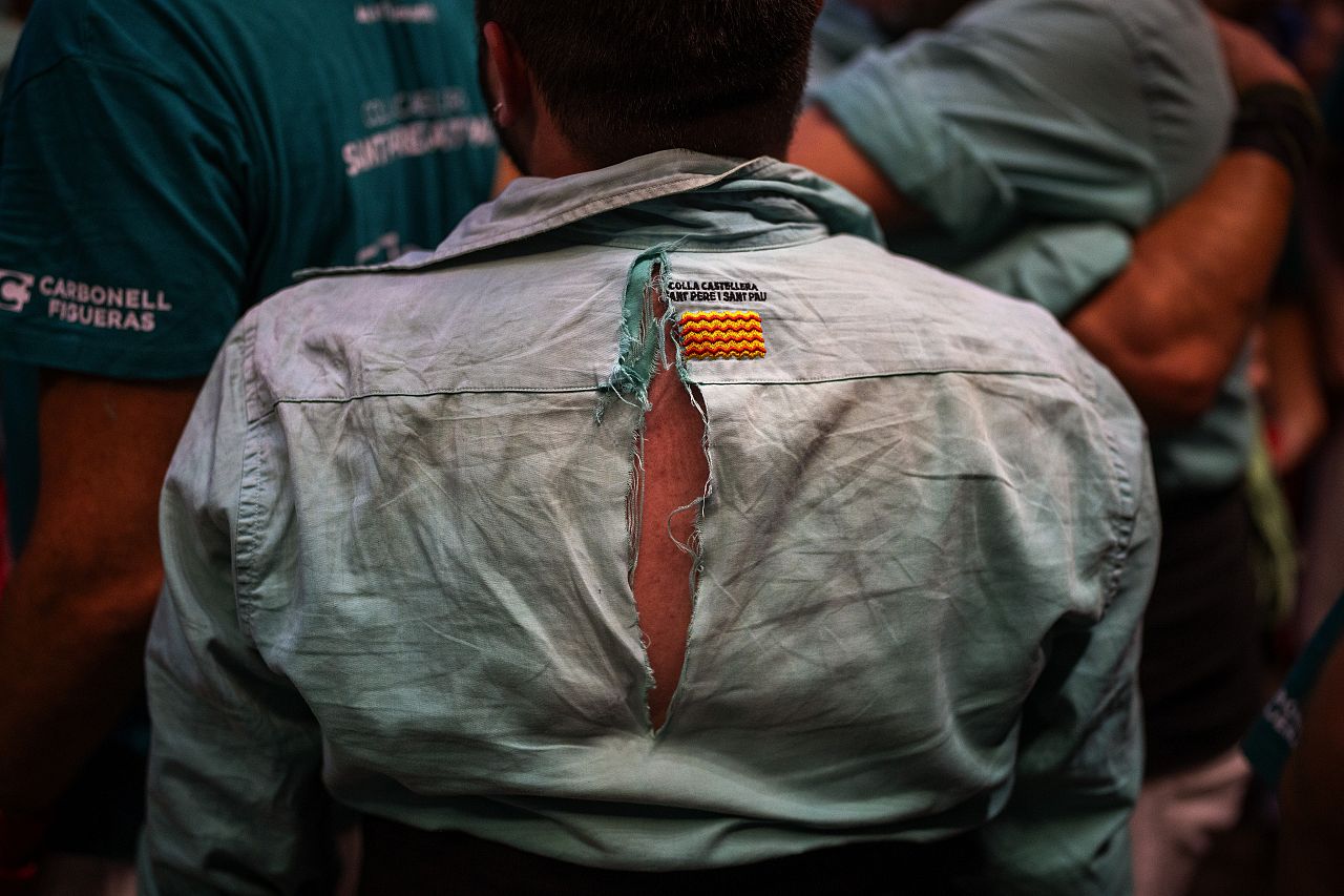 La chemise déchirée d'un assistant est photographiée après avoir terminé un 