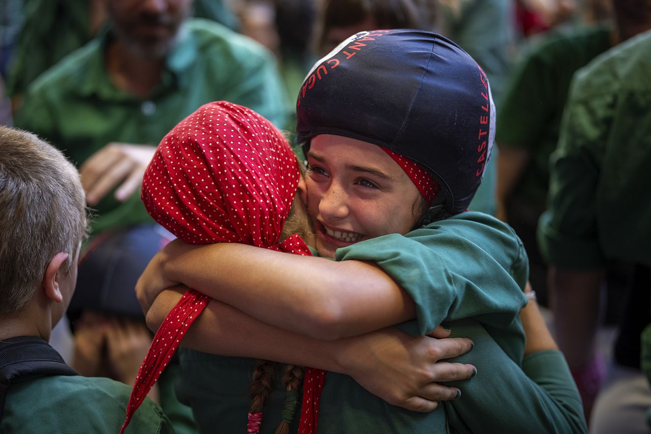 Valeria, 11 ans, réagit après avoir grimpé au sommet d'un 