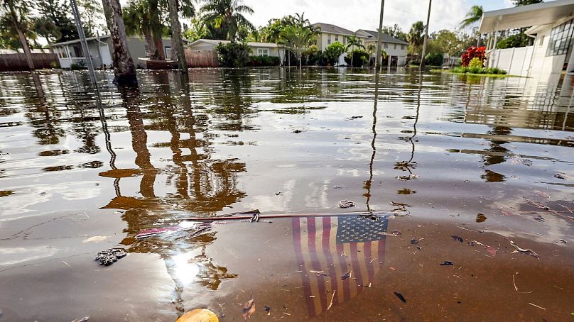 Un drapeau américain flotte dans les eaux de crue à la suite de l'ouragan Helene dans le quartier de Shore Acres, le 27 septembre 2024, à Saint-Pétersbourg, en Floride.