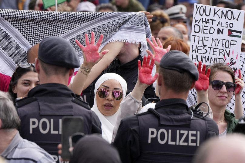 Des manifestants pro-palestiniens manifestent contre la politique israélienne de l'Allemagne à Duisburg.