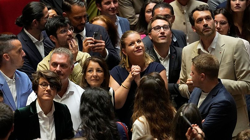 Le groupe d'élus du parti d'extrême gauche La France Insoumise, avec Mathilde Panot au centre, visite l'Assemblée nationale le 9 juillet 2024.