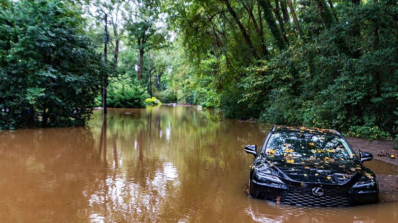 Un véhicule partiellement submergé repose dans les eaux de crue après le passage de l'ouragan Helene dans la région, le 27 septembre 2024, à Atlanta. 