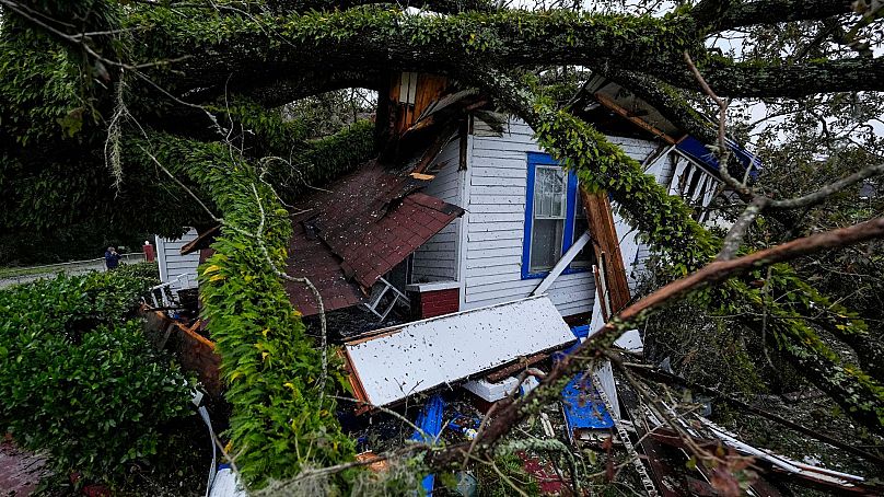 Une maison centenaire endommagée est vue après qu'un chêne s'est posé dessus après le passage de l'ouragan Helene dans la région, le 27 septembre 2024, à Valdosta, en Géorgie. 