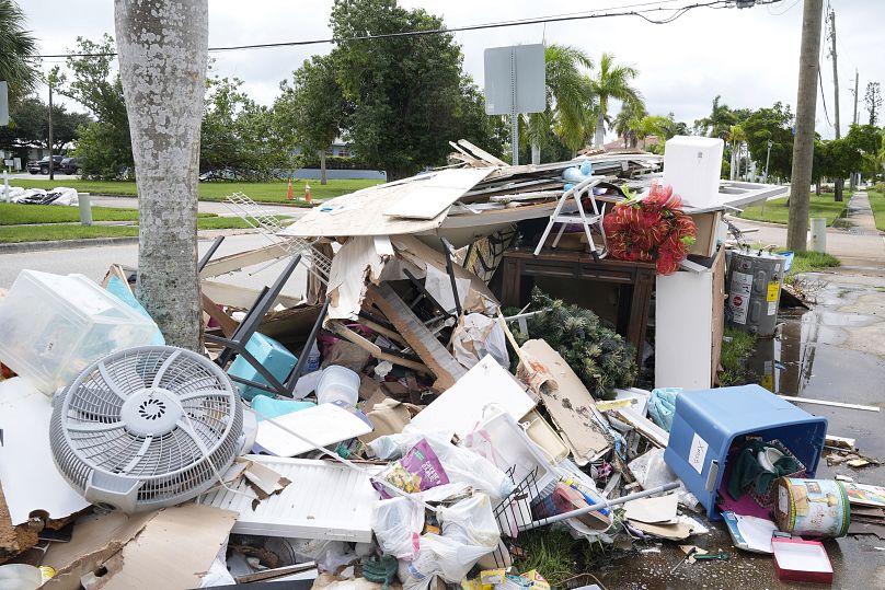 Des tas de débris bordent les trottoirs du quartier historique de Punta Gorda, endommagés par l'ouragan Hélène.