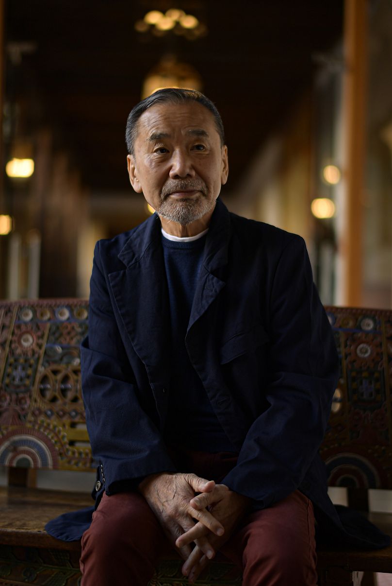 Haruki Murakami pose avant une interview avec Associated Press à Oviedo, dans le nord de l'Espagne, le mercredi 18 octobre 2023.