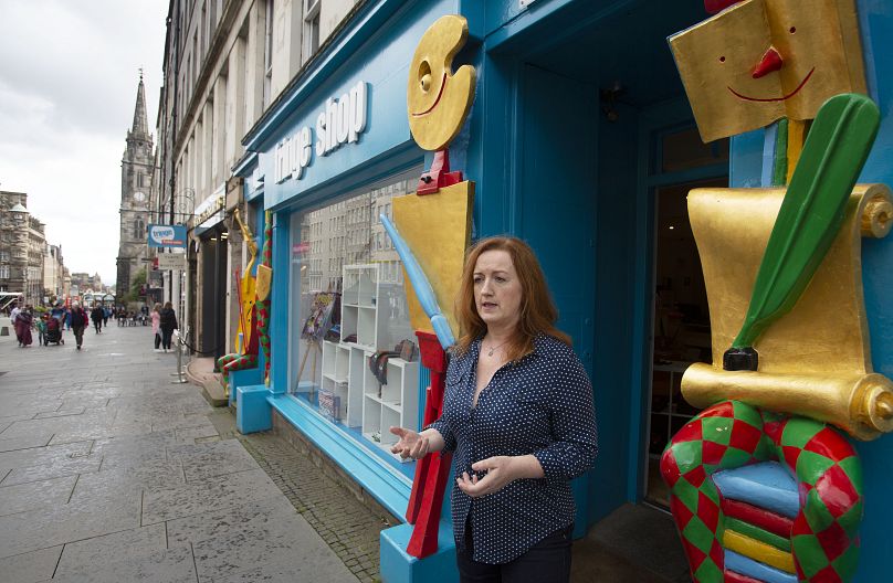 Shona McCarthy, directrice générale du Edinburgh Fringe Festival, sur un Royal Mile normalement très fréquenté à Édimbourg, en Écosse, le vendredi 21 août 2020.