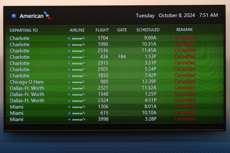 Un panneau d'affichage à l'aéroport international de Tampa montre tous les vols au départ d'American Airlines annulés mardi.