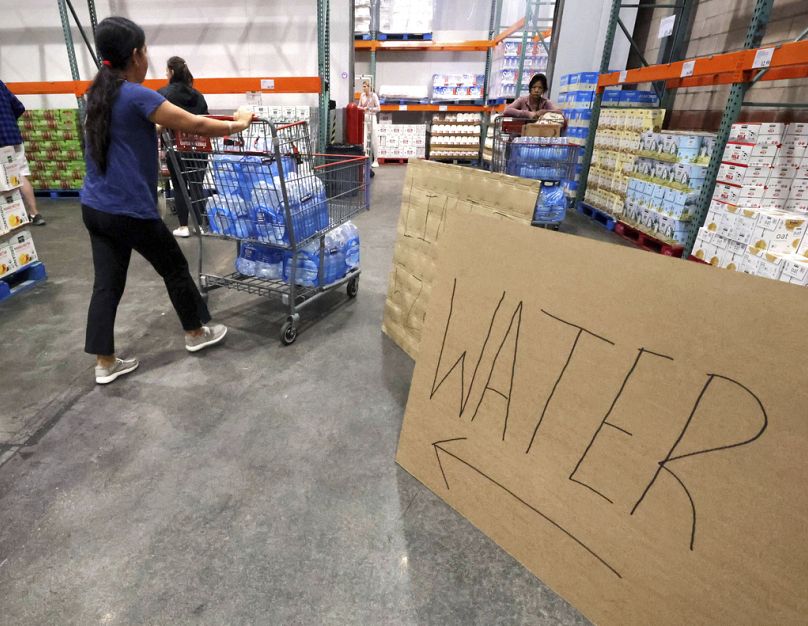 Les acheteurs chargent des caisses d'eau dans un Costco à Altamonte Springs, en Floride, lundi, alors que les résidents se préparent à l'impact de l'approche de l'ouragan Milton.