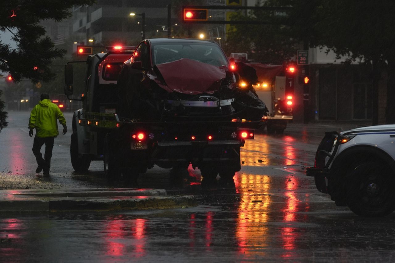 Une dépanneuse intervient suite à un accident de la route entre une voiture et un camion de pompiers revenant d'un appel, dans des rues presque désertes du centre-ville de Tampa.