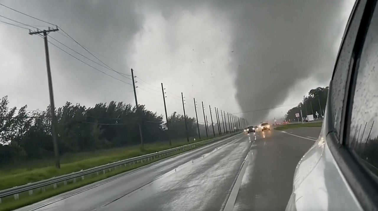 Une tornade déchire une route alors que l'ouragan Milton touche terre en Floride