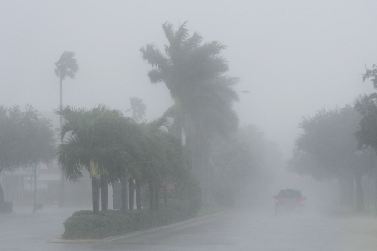 Un officier du shérif du comté de Lee patrouille dans les rues de Cape Coral, en Floride, alors que l'ouragan Milton apporte de fortes pluies.