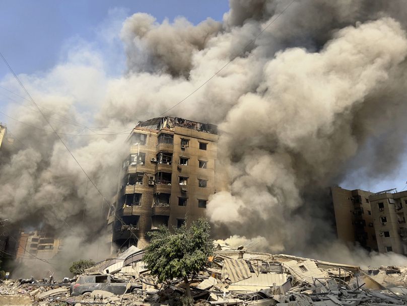 La fumée s'élève lors de l'effondrement d'un immeuble dans la banlieue sud de Beyrouth, septembre 2024.