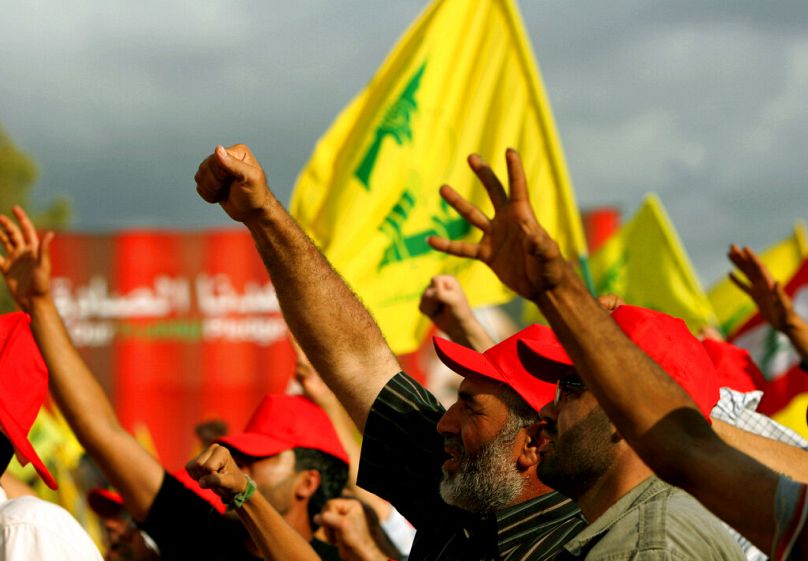 Les partisans du Hezbollah crient des slogans tandis que d'autres brandissent des drapeaux lors d'une "victoire sur Israël" rassemblement, dans la banlieue bombardée de Beyrouth, septembre 2006